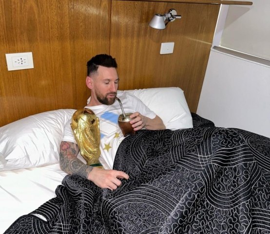 Messi y el mejor despertar: mates en la cama y abrazado a la Copa del Mundo