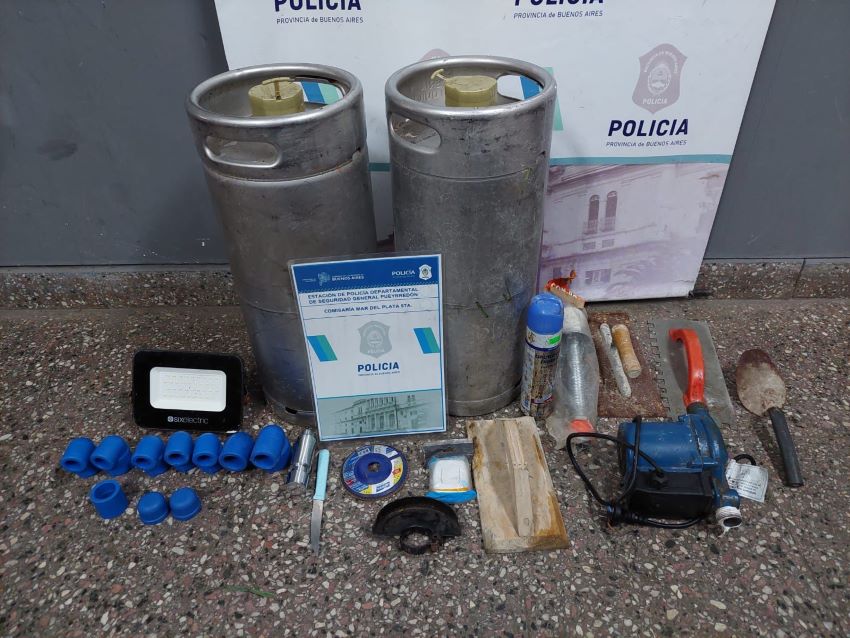 Llevaban dos barriles de cerveza y herramientas: ambos con antecedentes