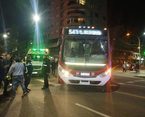 Un Colectivo atropelló a una adolescente en pleno centro