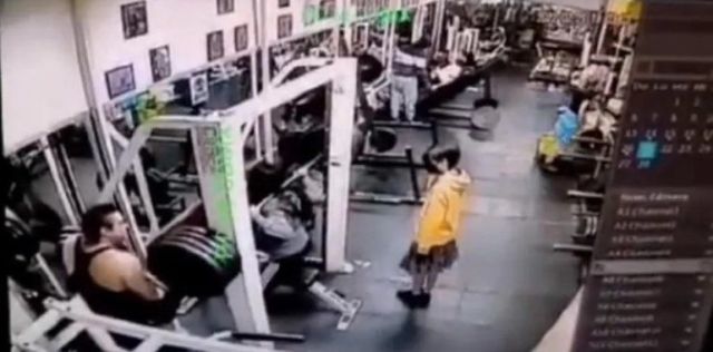 Lindo día para empezar el gimnasio: una mujer murió aplastada por una pesa