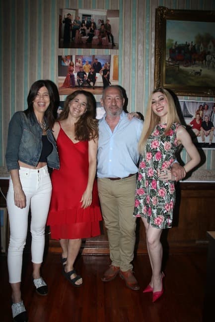 Laura Novoa, Valentina Bassi y Kitty Locane firmaron contrato con el Productor Aldo Funes