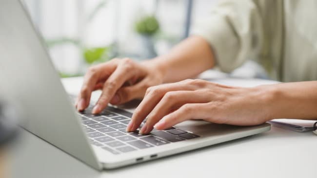 Alerta por correos falsos de ARCA sobre encomiendas internacionales