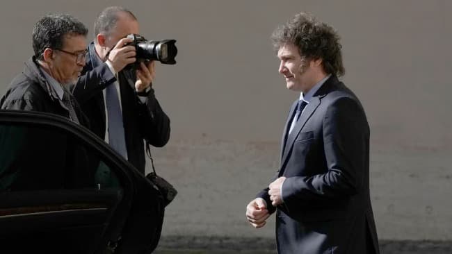 Leia Javier Milei define quién lo acompañará a la asunción del nuevo Papa