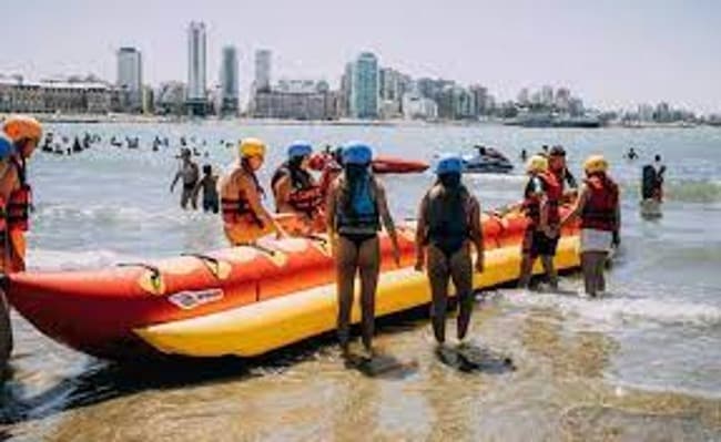 Pasear 12 minutos en la banana en Mar del Plata es más caro que alquilar una casa