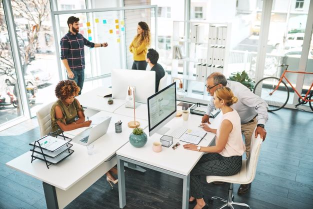 «no es mi trabajo» y «solo estoy siguiendo órdenes»: frases que no debes decir en el trabajo