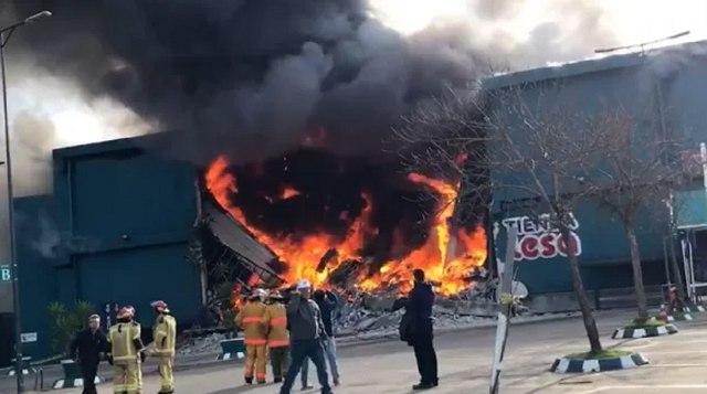 Impresionante incendio en un shopping de Punta del Este, colapsó el techo