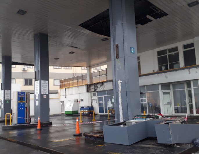 Temporal: ráfagas de viento arrancaron un surtidor y parte del techo de una estación