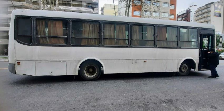 Ahí lo tenés: hacía «willy» se cayó el acompañante y lo atropelló un colectivo