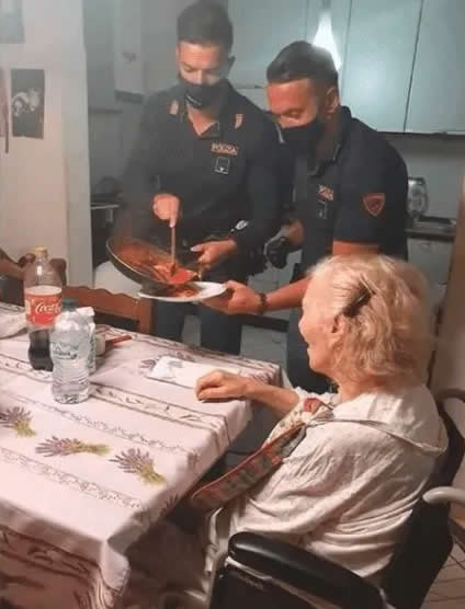 «Tengo hambre»: jubilada llamó a la policía y los agentes le prepararon la cena