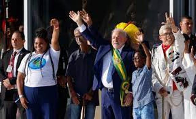 Lula firmó un decretazo para frenar la venta libre de armas y las privatizaciones de Bolsonaro 