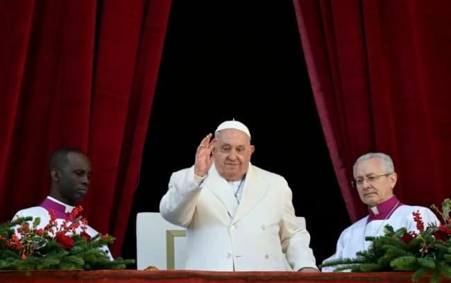 El papa Francisco pasó una noche tranquila con signos de leve mejoría