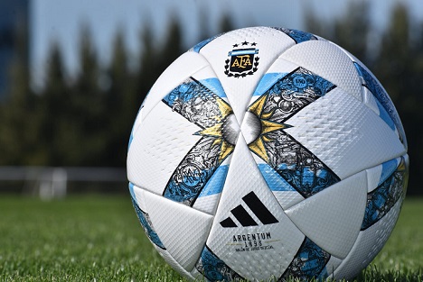 Presentaron la nueva pelota del fútbol argentino con las tres estrellas