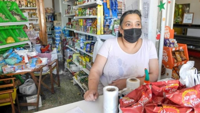 Entró a robar a una rotisería, comió y se desvaneció: El ladrón era diabético
