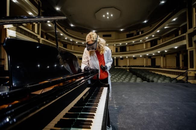 La Municipalidad restaura el emblemático piano del Teatro Colón