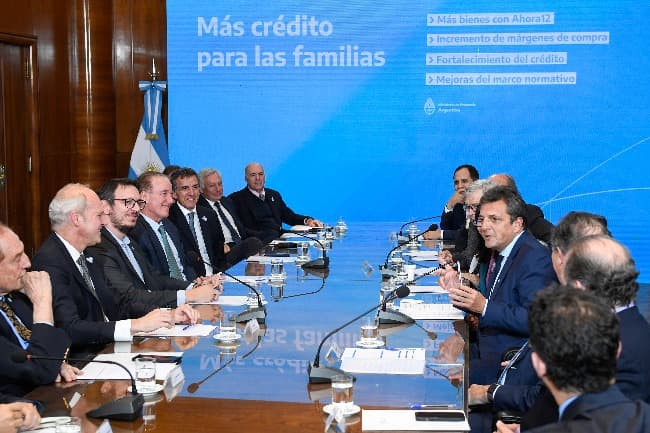 El gobierno amplía el límite para compras con tarjeta de crédito para sostener el consumo