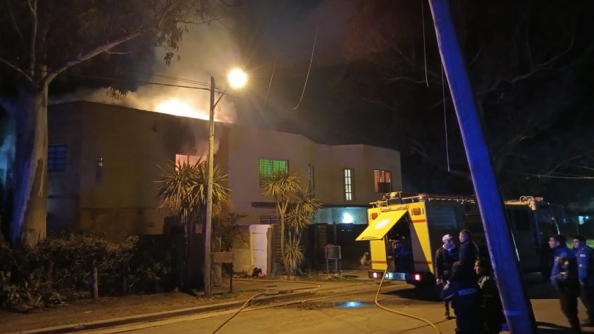 Se incendió una vivienda y una mujer fue trasladada al Interzonal con quemaduras 