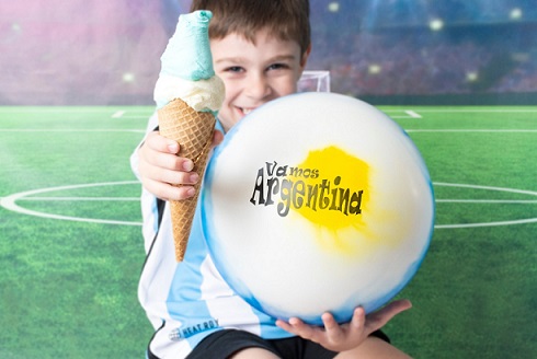 Furor por el mundial: una heladería regala pelotas a sus clientes 