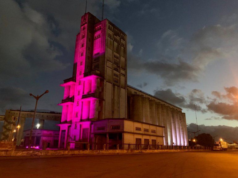 Arrancó el fin de semana e iluminaron los silos del puerto