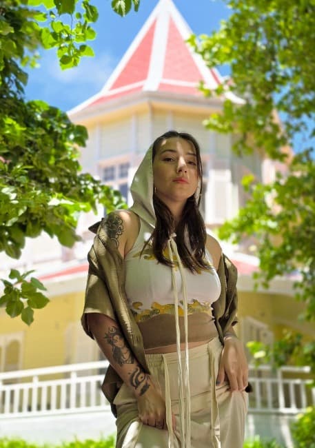 Leia REBECA FLORES PRESENTA SU NUEVO DISCO:  UFA