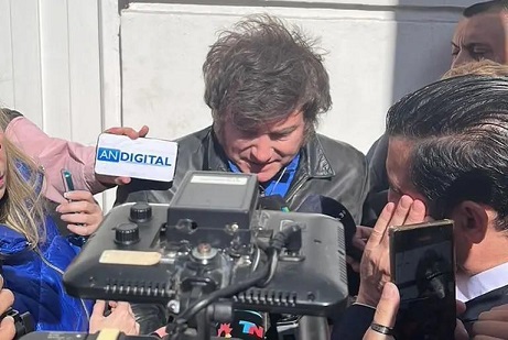 Votó Javier Milei y criticó el sistema electrónico