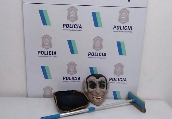 Con una máscara de vampiro asustaba a la gente que salía a correr en la plaza