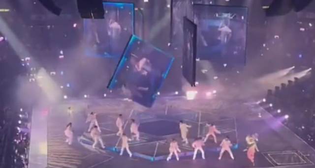 Les cayó encima una pantalla gigante mientras daban un show para 10.000 personas