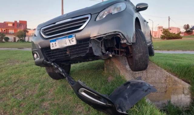 Siniestros viales a la madrugada: Un auto sin freno de mano cruzó y terminó sobre un desagüe