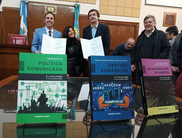 Reconocimiento del HCD a Marcelo Pérez Peláez y Flavio Diez por la Trilogía de libros 