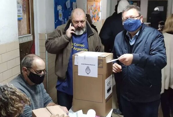Votó Fernando Navarra, primer precandidato en la lista de Crear
