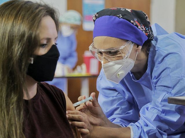 Arribaron casi dos millones de dosis de vacuna anticovid del laboratorio Moderna