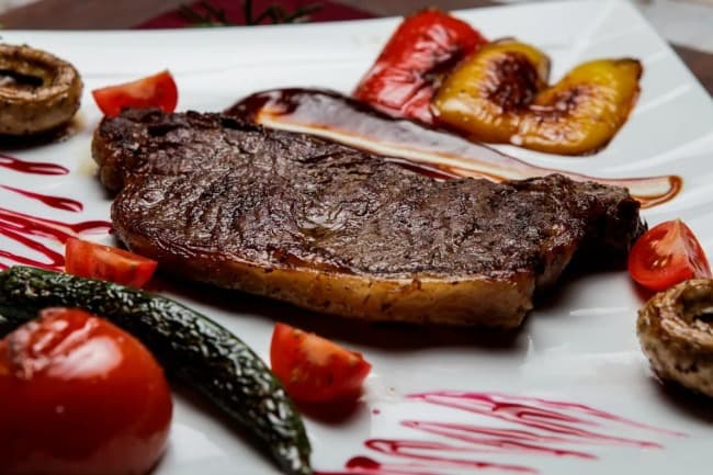 Carne y salarios: un trabajador de EEUU puede comprar 35 kilos más de bife de chorizo