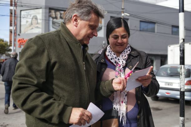Pulti cerró la campaña en los barrios, dialogando con vecinos y vecinas