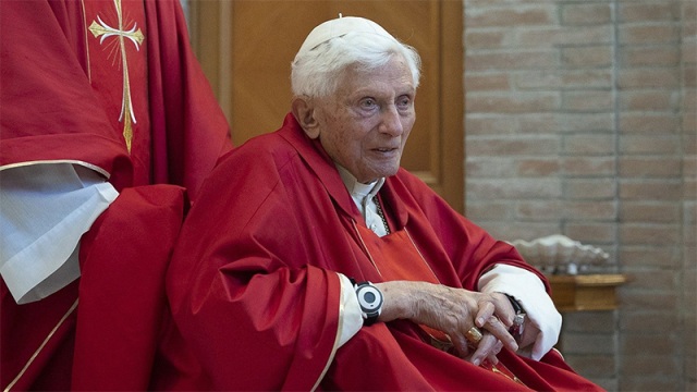 Se agravó la salud de Benedicto XVI y el papa Francisco pidió orar por él