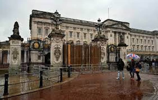 Un hombre fue detenido tras chocar su auto contra las puertas del Palacio de Buckingham en Londres