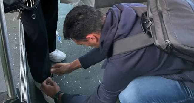 Gesto viral de Scaloni en Córdoba: le ató los cordones a una señora en un colectivo