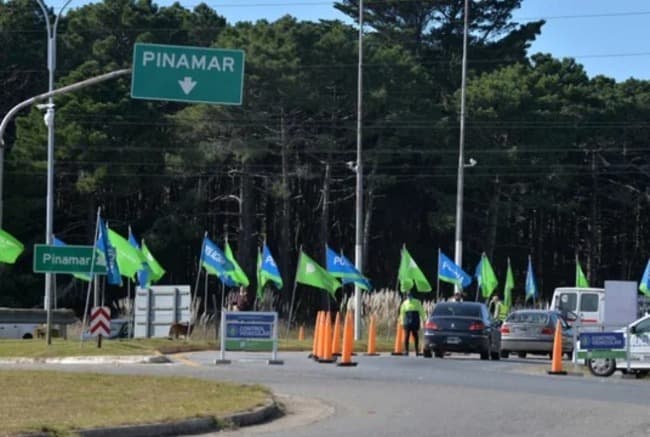 Un desborde cloacal provocó la rotura del asfalto y un caos vehicular en el ingreso a Pinamar