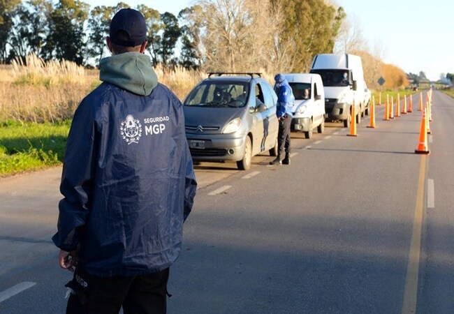 Ruta 11: más de 60 infracciones por estacionar en la banquina