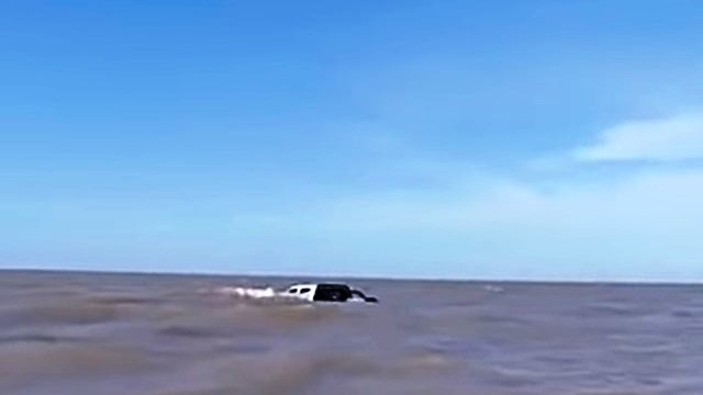 Fue a pescar en medio de la cuarentena y el mar le llevó la camioneta