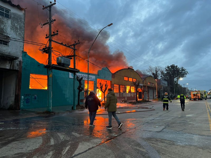 VIDEOS: brutal incendio de una fábrica en Juan B. Justo y Marconi