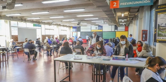 Escuelas y postas itinerantes: así avanzará la vacunación anti Covid esta semana 