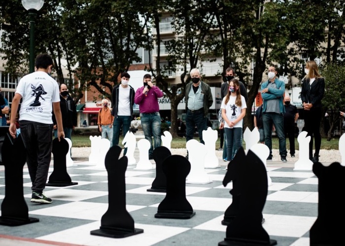 Volvieron las partidas de ajedrez al tablero gigante de la plaza San Martín