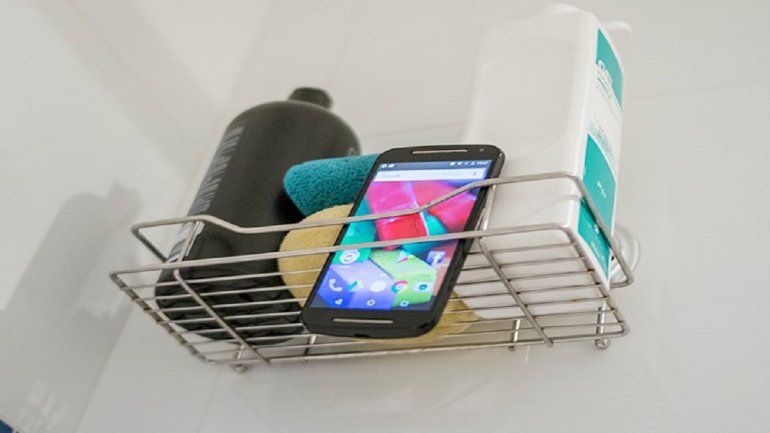 Murió por manipular el celular en el baño mientras estaba enchufado