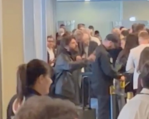 Grabois discutió con pasajeros en Ezeiza: escrache, abucheos y tensión en la cola de Migraciones