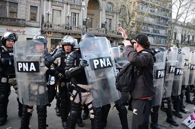 Protesta de Jubilados: Bullrich calificó de «irresponsable y violenta» a la madre de la niña