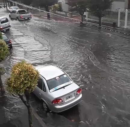 Por la intensa lluvia algunas calles de Mar del Plata se anegaron