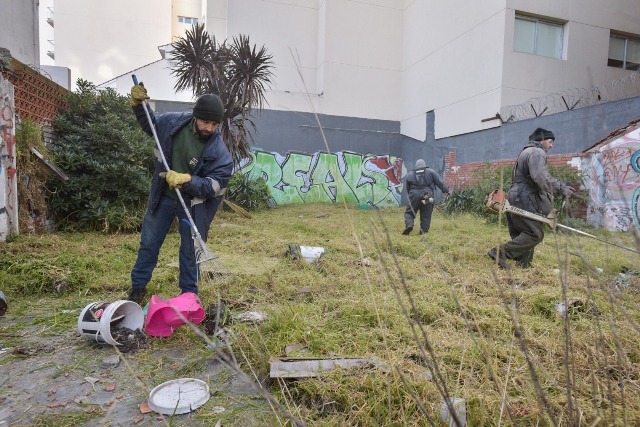 Esta vez en el barrio Nueva Pompeya, el Municipio limpió y acondicionó otro terreno abandonado