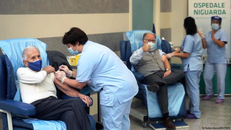 Aprueban la vacunación obligatoria para mayores de 50 años en Italia