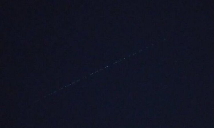 Una fila de luces iluminó el cielo de Mar del Plata y sorprendió a todos
