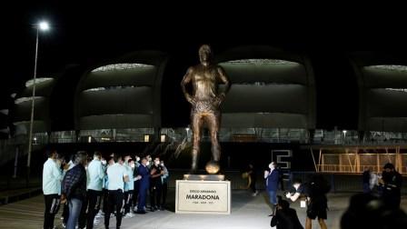 Se inauguraró una estatua de Maradona en el estadio de Santiago del Estero