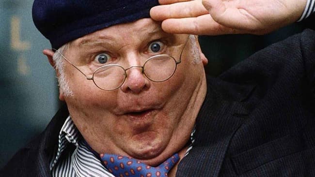 Benny Hill, 100 años del comediante que conquistó el mundo y murió solo